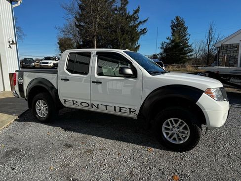 Used 2016 Nissan Frontier SV image 2