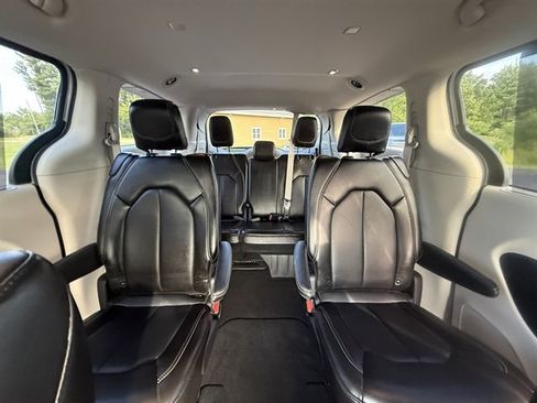 Used 2024 Chrysler Pacifica Touring-L FWD image 20