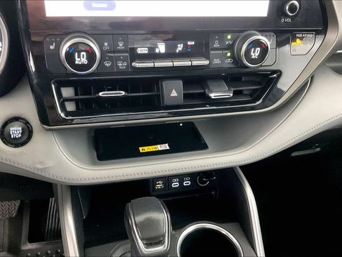 Used 2023 Toyota Highlander XLE AWD/4WD image 14