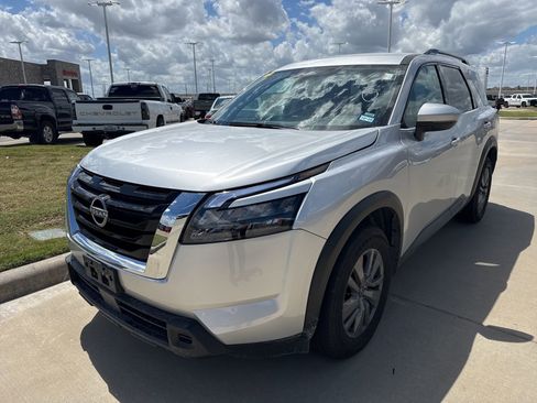 Used 2025 Nissan Pathfinder SV image 3