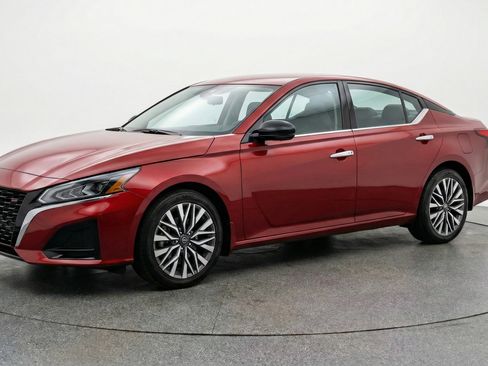 Used 2025 Nissan Altima 2.5 SV image 3