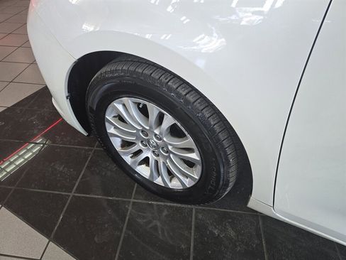Used 2017 Toyota Sienna XLE image 37