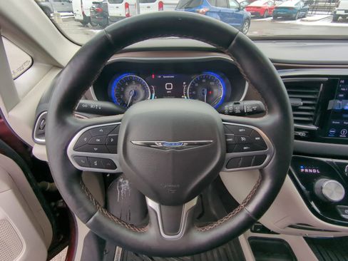 Used 2018 Chrysler Pacifica Touring-L Plus image 25