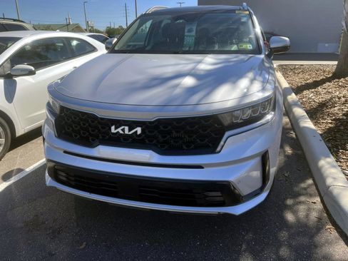 Used 2022 Kia Sorento EX w/ Panoramic Sunroof Package image 2
