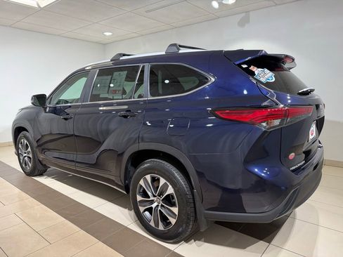 Used 2023 Toyota Highlander XLE AWD/4WD image 3