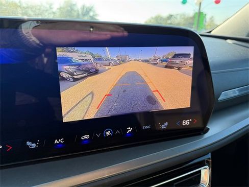 Used 2025 Chevrolet Traverse LT image 13