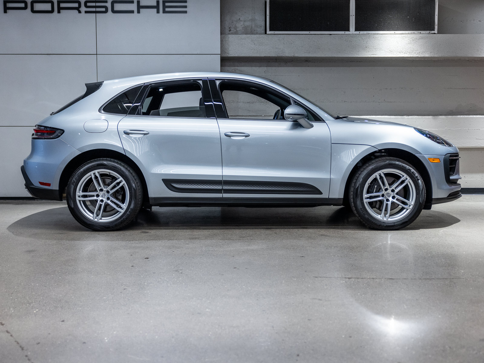 Used 2025 Porsche Macan AWD/4WD image 9