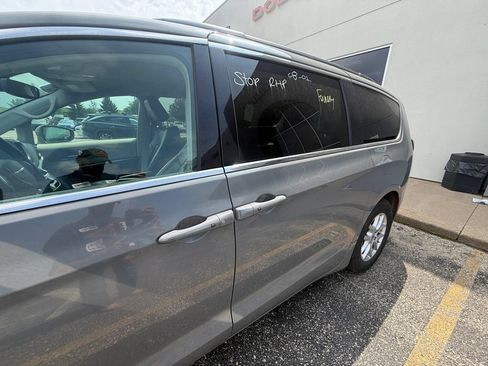 Used 2022 Chrysler Pacifica Touring-L FWD image 35
