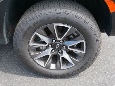 Used 2022 Chevrolet Suburban Z71 w/ Z71 Off-Road Package AWD/4WD image 15