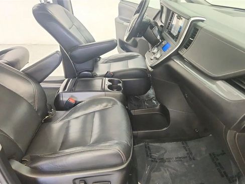 Used 2017 Toyota Sienna SE w/ SE Preferred Package FWD image 38