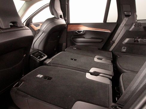 Certified 2022 Volvo XC90 T6 Momentum w/ Protection Package image 27