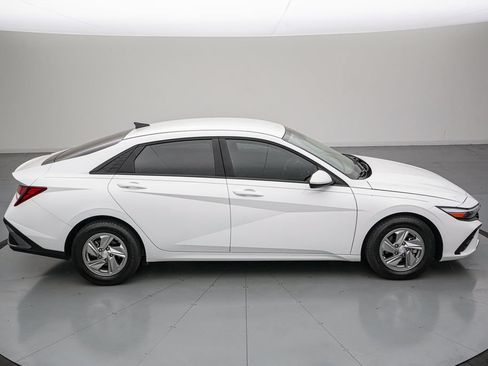 Used 2025 Hyundai Elantra SE FWD image 3