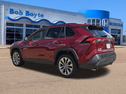 Used 2019 Toyota RAV4 XLE Premium FWD image 7