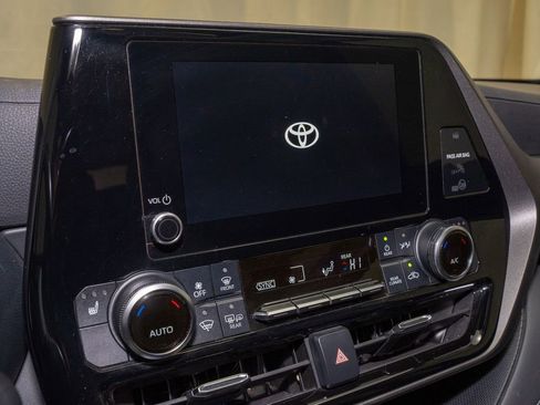 Used 2023 Toyota Highlander XLE image 14