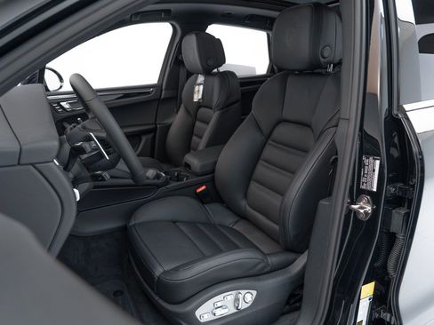 Certified 2025 Porsche Macan image 5