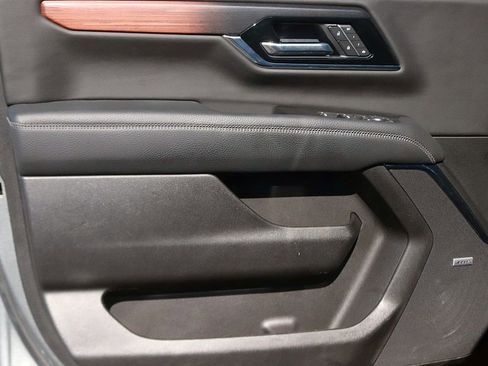 Used 2025 GMC Yukon XL Denali AWD/4WD image 10