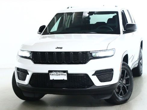 Used 2025 Jeep Grand Cherokee Altitude image 3