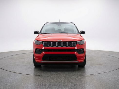 Used 2025 Jeep Compass Limited AWD/4WD image 2
