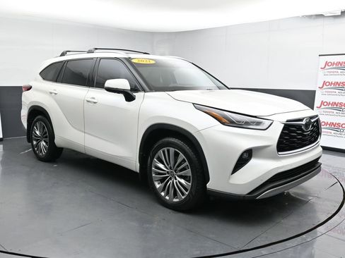 Used 2021 Toyota Highlander Platinum image 2
