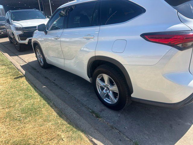 Used 2021 Toyota Highlander LE FWD image 4