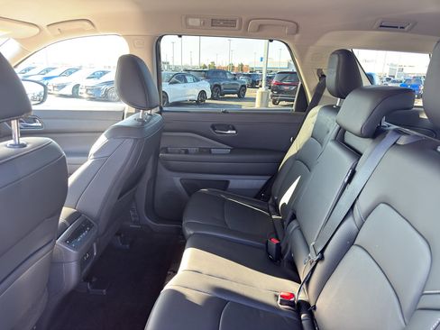 Certified 2025 Nissan Pathfinder SL image 32