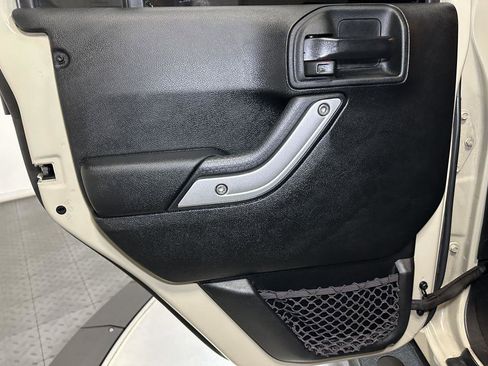 Used 2018 Jeep Wrangler Unlimited Rubicon w/ Connectivity Group image 29