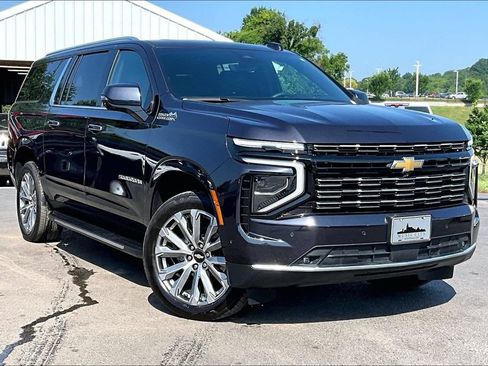 Used 2025 Chevrolet Suburban High Country w/ Sun And Tow Package AWD/4WD image 38