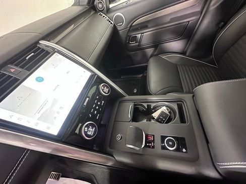 Used 2024 Land Rover Discovery Metropolitan Edition AWD/4WD image 31