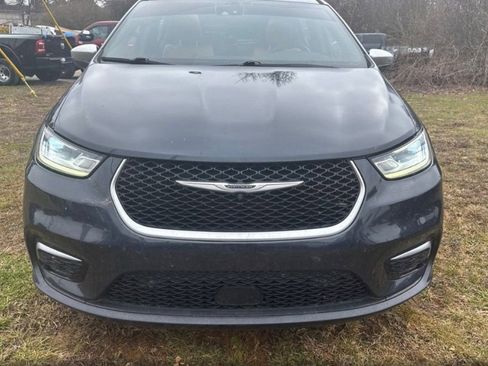 Used 2021 Chrysler Pacifica Pinnacle image 2