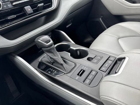 Used 2022 Toyota Highlander XLE image 30