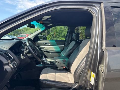 Used 2017 Ford Explorer XLT w/ Equipment Group 202A FWD image 5