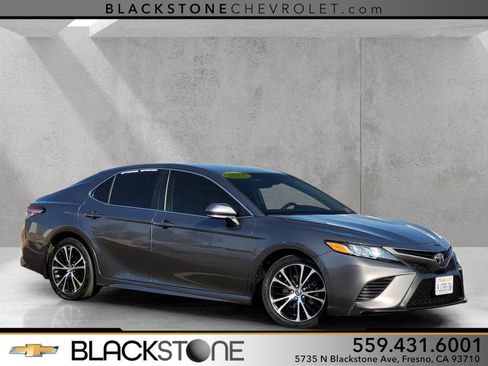 Used 2018 Toyota Camry LE image 1