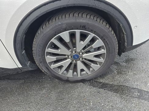 Used 2020 Ford Escape Titanium image 4