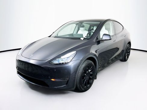 Used 2024 Tesla Model Y Long Range image 3