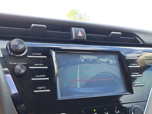 Used 2018 Toyota Camry LE image 21