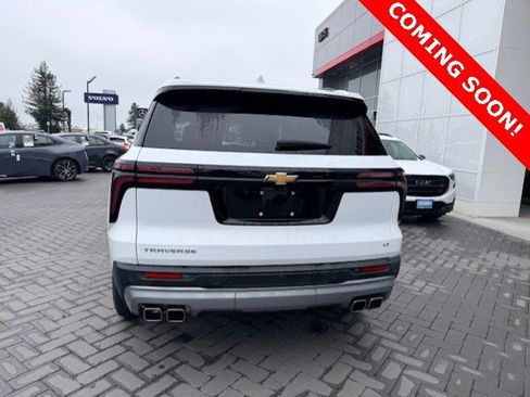 Used 2024 Chevrolet Traverse LT image 3