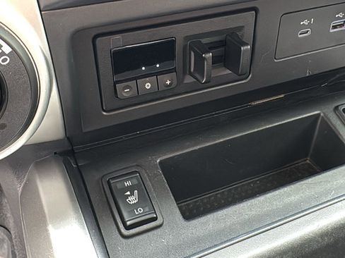 Used 2023 Nissan Titan SV w/ SV Convenience Package image 18