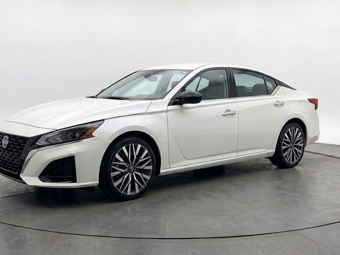 Used 2025 Nissan Altima 2.5 SV FWD image 3