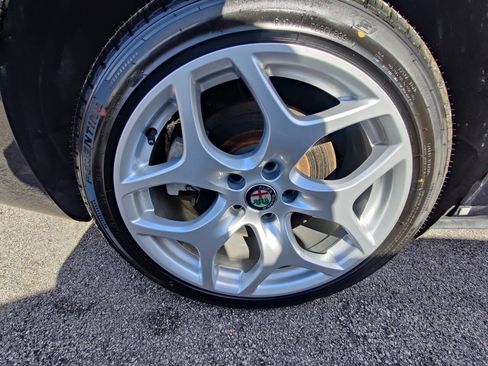 Used 2018 Alfa Romeo Giulia Ti w/ TI Performance Package AWD/4WD image 15