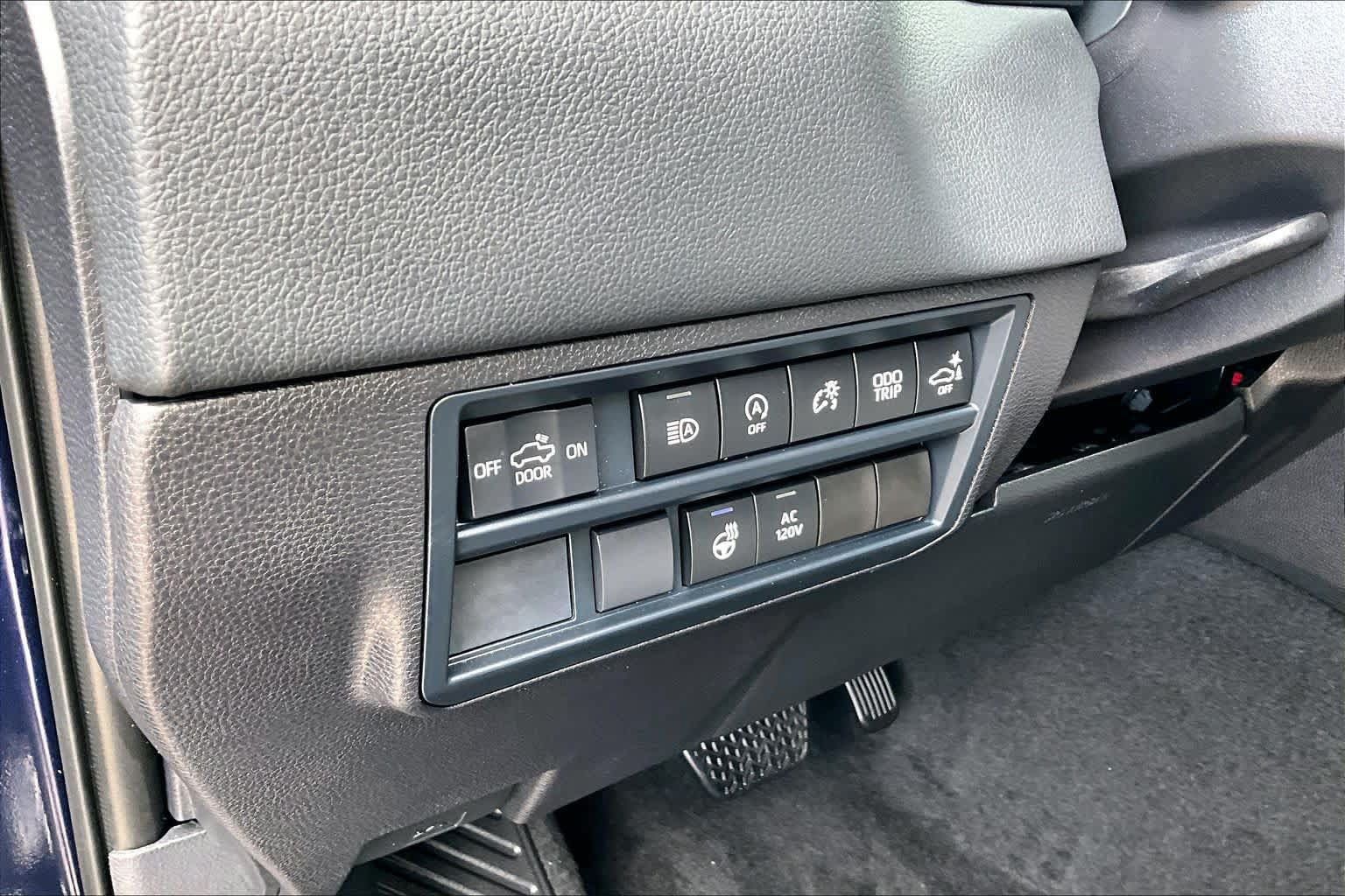 Used 2026 Toyota Tundra Limited AWD/4WD image 32