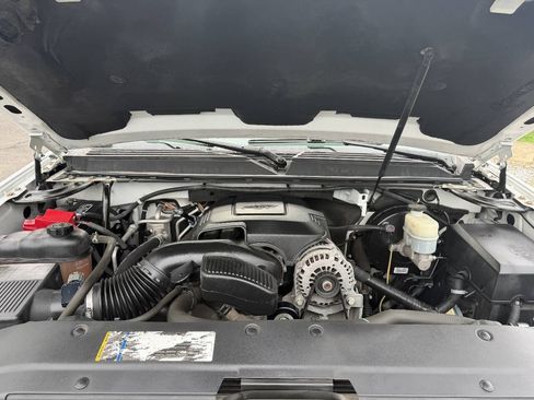 Used 2010 Chevrolet Suburban LTZ RWD image 27
