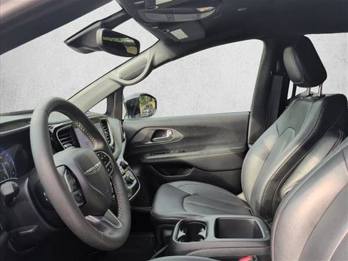Used 2025 Chrysler Pacifica Select FWD image 10