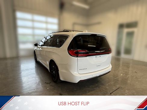 Used 2022 Chrysler Pacifica Touring-L FWD image 10