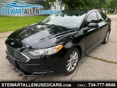 Used 2017 Ford Fusion SE FWD image 1
