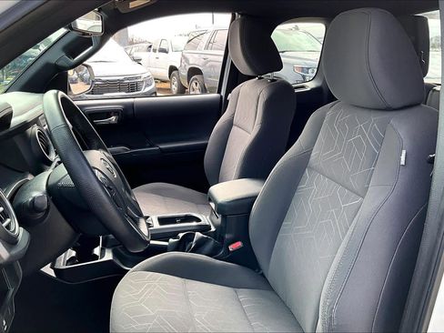 Used 2016 Toyota Tacoma TRD Sport image 8