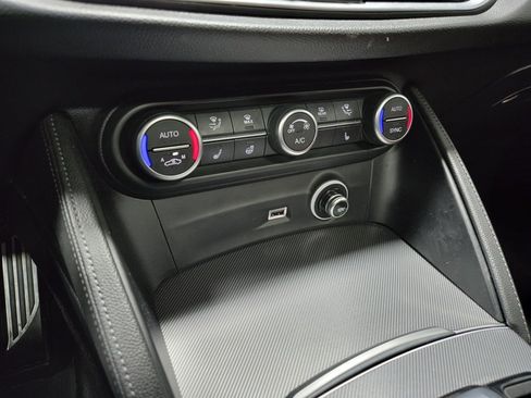 Used 2022 Alfa Romeo Stelvio Veloce image 29