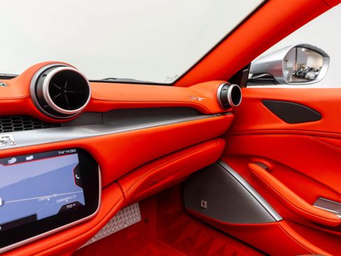 Certified 2019 Ferrari Portofino RWD image 34