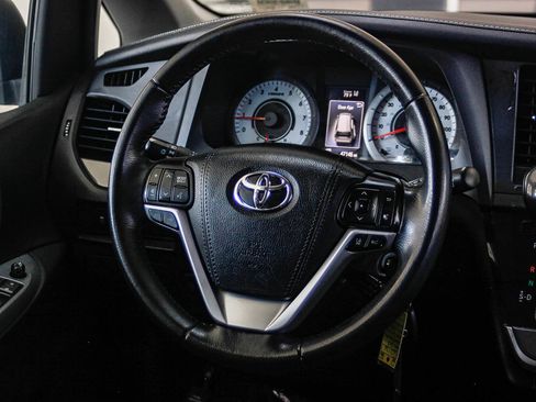 Used 2020 Toyota Sienna SE w/ Carpet Mat Package image 15