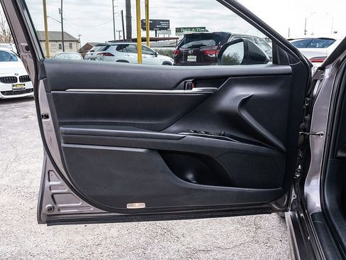 Used 2019 Toyota Camry SE w/ Convenience Package image 10