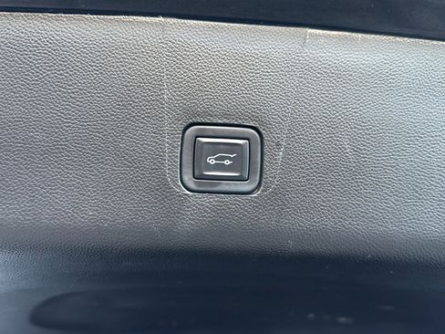 Used 2023 Chevrolet Traverse LT FWD image 28